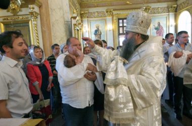 Глава Нижегородской митрополии совершил крещение младенцев из многодетных семей
