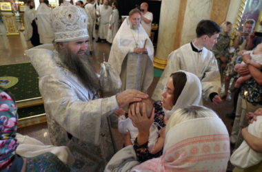 Глава Нижегородской митрополии совершил крещение младенцев из многодетных семей