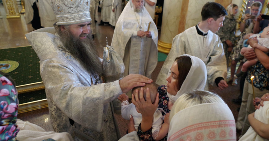 Глава Нижегородской митрополии совершил крещение младенцев из многодетных семей