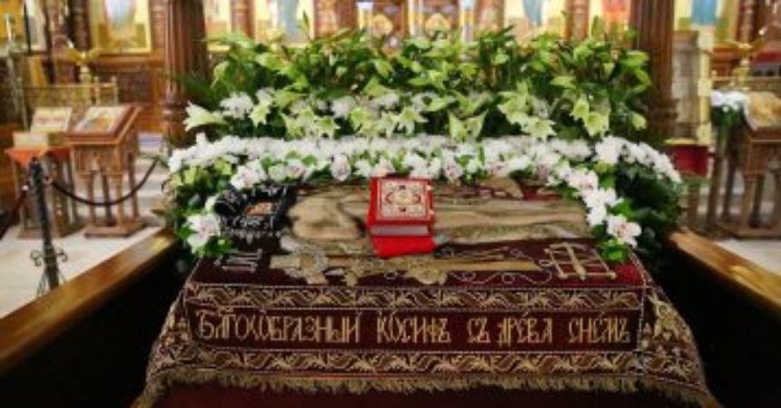 Митрополит Георгий совершил вечерню Великой Пятницы в Александро-Невском кафедральном соборе