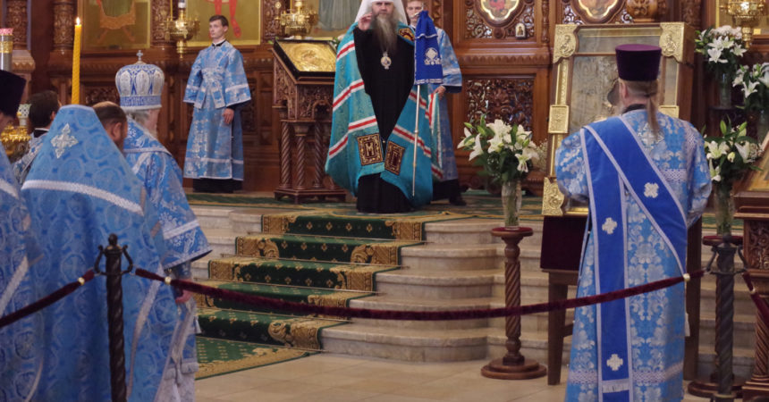 В День знаний митрополит Георгий совершил Божественную литургию в Александро-Невском кафедральном соборе