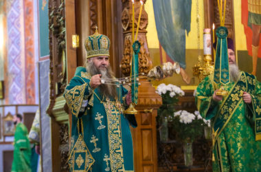 Студенты нижегородских духовных школ соборно помолились за архиерейским богослужением в день памяти своего небесного покровителя