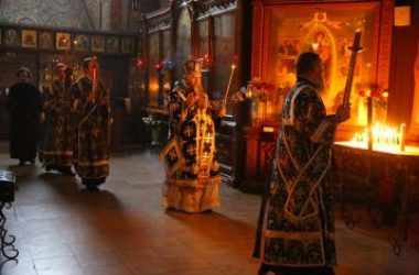 Глава Нижегородской митрополии совершил утреню Великой субботы с чином погребения Плащаницы