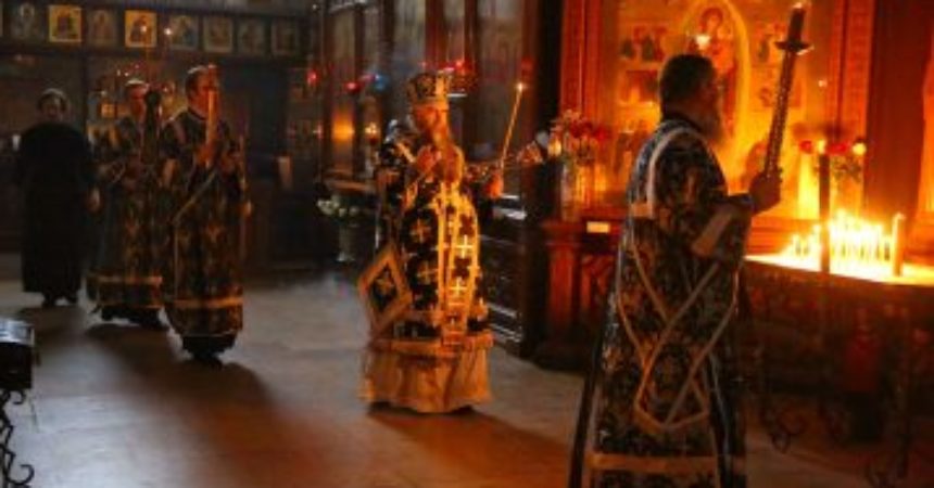 Глава Нижегородской митрополии совершил утреню Великой субботы с чином погребения Плащаницы