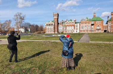 Активисты православной молодежи 17 октября 2021 года побывали в Шереметьевском замке, на озере Светлояр и в храме Архангела Михаила