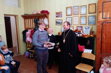 Благочинный Канавинского округа протоиерей Сергий Симагин поздравил воспитанников Воскресной школы «Одигитрия» с победой в конкурсах