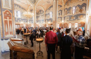 Благотворительная ярмарка прошла после Пасхальной Божественной Литургии 24 апреля 2022 года в православной Александро-Невской гимназии