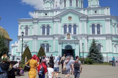 Поездка в Дивеево, организованная Канавинским благочинием для вынужденных переселенцев из Донбасса, состоялась 28 июня 2022 года
