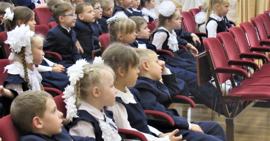 Церемония посвящения в гимназисты прошла в православной Александро-Невской гимназии 3 октября 2022 года