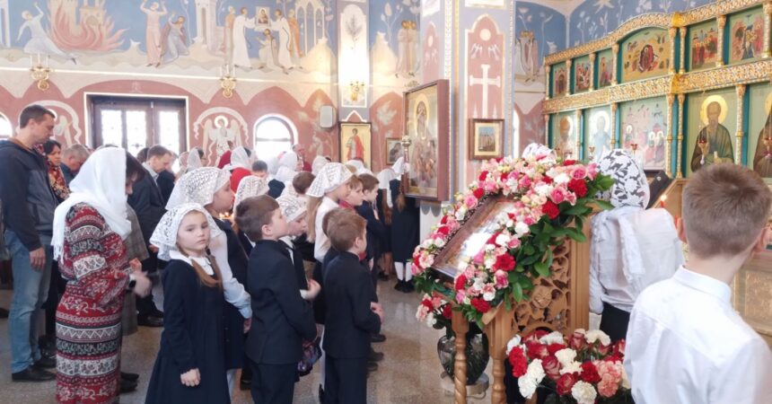 Ученики православной Александро-Невской гимназии помолились за Пасхальной Божественной литургией и приняли участие в благотворительной ярмарке 16 апреля