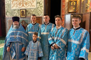 Воспитанники православной гимназии Александра Невского обучаются в школе алтарника и помогают на Богослужениях в Кафедральном соборе
