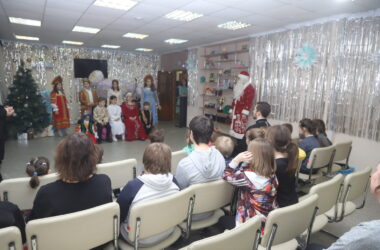 Клирик и сотрудники Канавинского благочиния посетили Областной социально-реабилитационный центр для несовершеннолетних «Бригантина» с рождественскими поздравлениями
