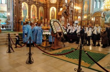 Гимназисты помолились за Божественной Литургией в Кафедральном соборе Александра Невского в праздник Сретения Господня