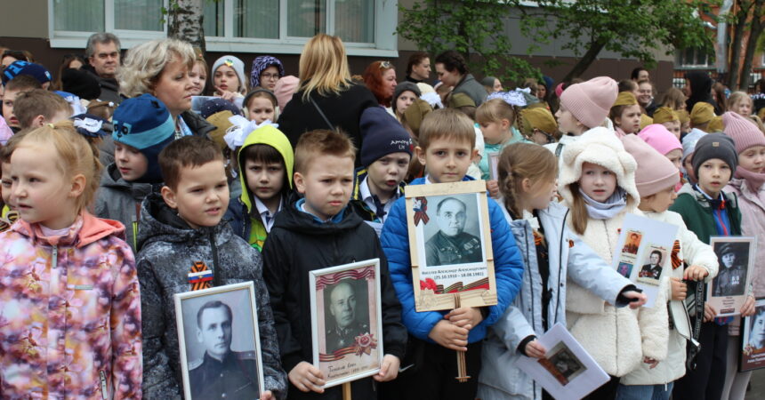 Клирик Канавинского благочиния иерей Никита Захаров принял участие в митинге, посвященном 80-летию Победы в Великой Отечественной войне, прошедшем в гимназии №2 Клирик Канавинского благочиния иерей Никита Захаров принял участие в митинге, посвященном 80-летию Победы в Великой Отечественной войне, прошедшем в гимназии №2