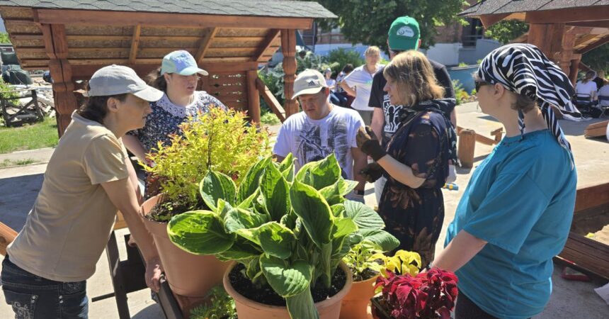Подопечные и коллектив Нижегородской региональной общественной организации поддержки детей и молодежи «Верас» посетили экскурсию по территории прихода церквей в честь Смоленской и Владимирской икон Божией Матери Подопечные и коллектив Нижегородской региональной общественной организации поддержки детей и молодежи «Верас» посетили экскурсию по территории прихода церквей в честь Смоленской и Владимирской икон Божией Матери
