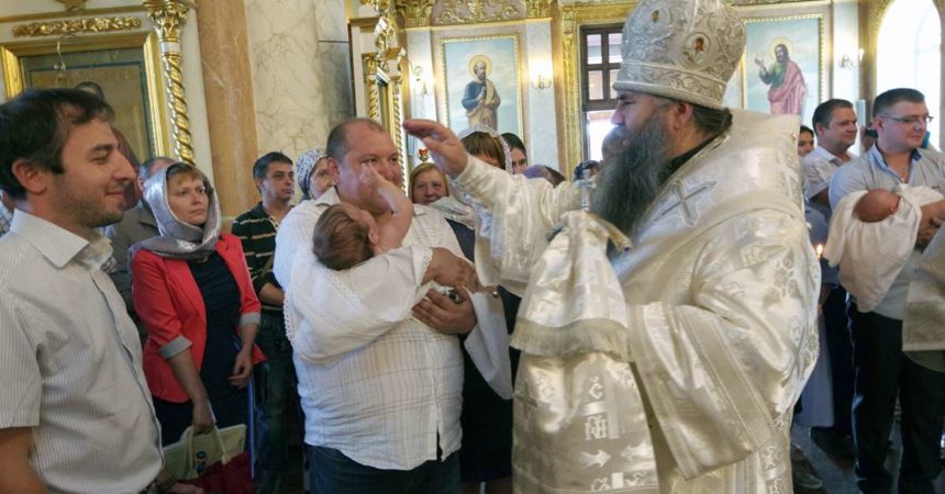 Глава Нижегородской митрополии совершил крещение младенцев из многодетных семей