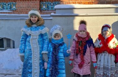 В Праздник Рождества Христова воспитанники Воскресной школы «Одигитрия» поздравили прихожан