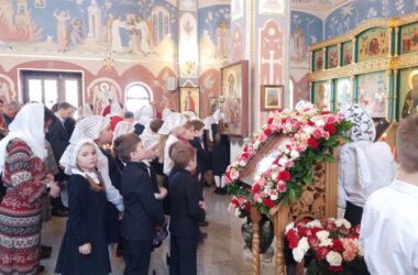 Ученики православной Александро-Невской гимназии помолились за Пасхальной Божественной литургией и приняли участие в благотворительной ярмарке 16 апреля