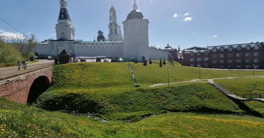 18 мая семиклассники из Православной гимназии Александра Невского совершили интересное путешествие в Свято-Троицкую Сергиеву лавру