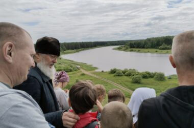 25 июня воспитанники летнего приходского лагеря Воскресной школы «Одигитрия» Прихода церквей в честь Смоленской и Владимирской икон Божией Матери Канавинского благочиния и их родители совершили паломническую поездку в село Троицкое