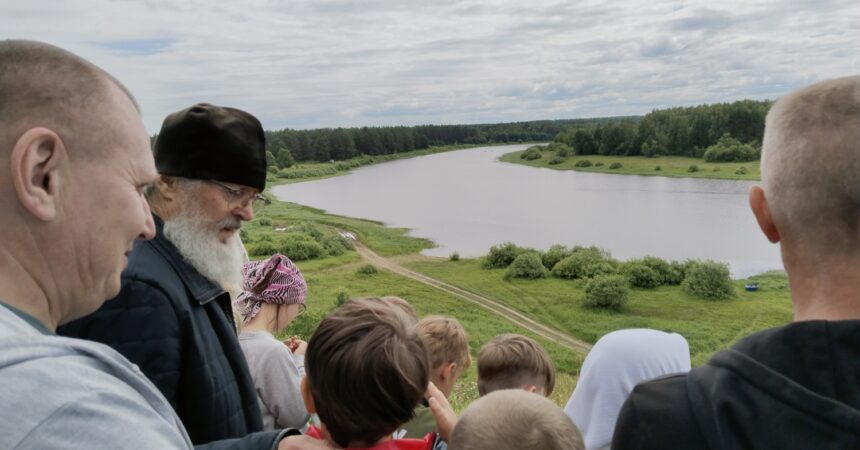 25 июня воспитанники летнего приходского лагеря Воскресной школы «Одигитрия» Прихода церквей в честь Смоленской и Владимирской икон Божией Матери Канавинского благочиния и их родители совершили паломническую поездку в село Троицкое