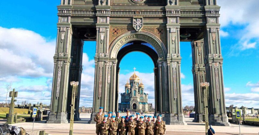 10 ноября учащиеся Александро-Невской православной гимназии, в основном воспитанники Военно-патриотического отряда имени героя России Дмитрия Жидкова, совершили паломническо-патриотическую поездку в парк «Патриот»