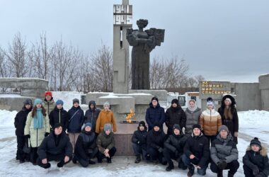 25 января гимназисты совершили поездку в поселок городского типа Шатки Нижегородской области, где похоронена ленинградская школьница Таня Савичева