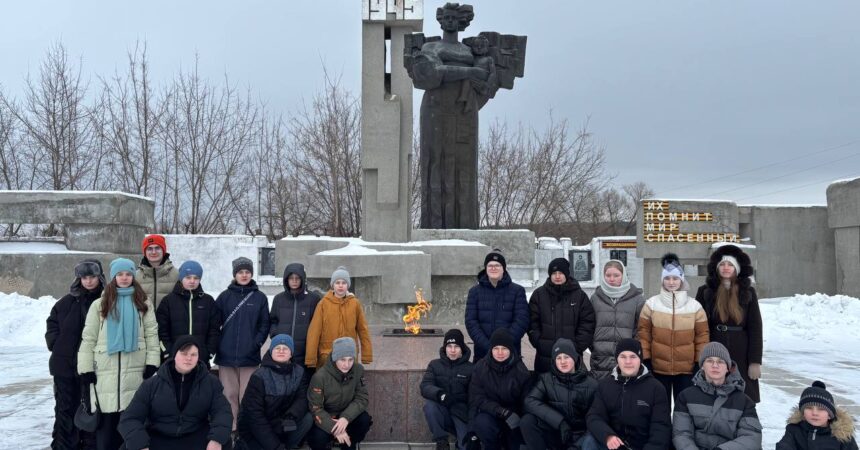 25 января гимназисты совершили поездку в поселок городского типа Шатки Нижегородской области, где похоронена ленинградская школьница Таня Савичева