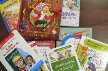 В международный день дарения книг ученики 1 «А» класса  Православной гимназии имени Александра Невского преподнесли в дар школьной библиотеке 33 книги