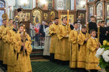 12 сентября учащиеся православной Александро-Невской гимназии помолились за литургией в кафедральном соборе