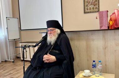 Кандидат педагогических наук игумен Киприан (Ященко) посетил православную гимназию Александра Невского