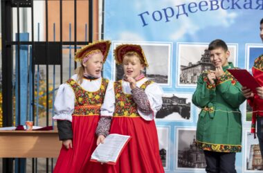4 октября представители воскресной школы «Одигитрия» приняли участие в осенней ярмарке школы №51