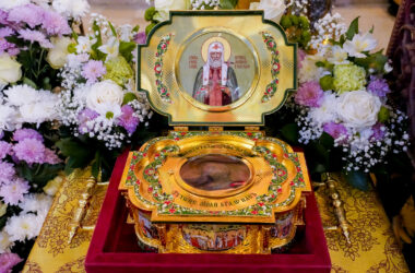 Волонтеры Канавинского благочиния несли дежурство в кафедральном соборе Александра Невского у ковчега с мощами святителя Тихона