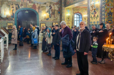 Кадры с Божественной Литургии в Воскресный день 23 ноября в храме в честь Владимирской иконы Божией Матери
