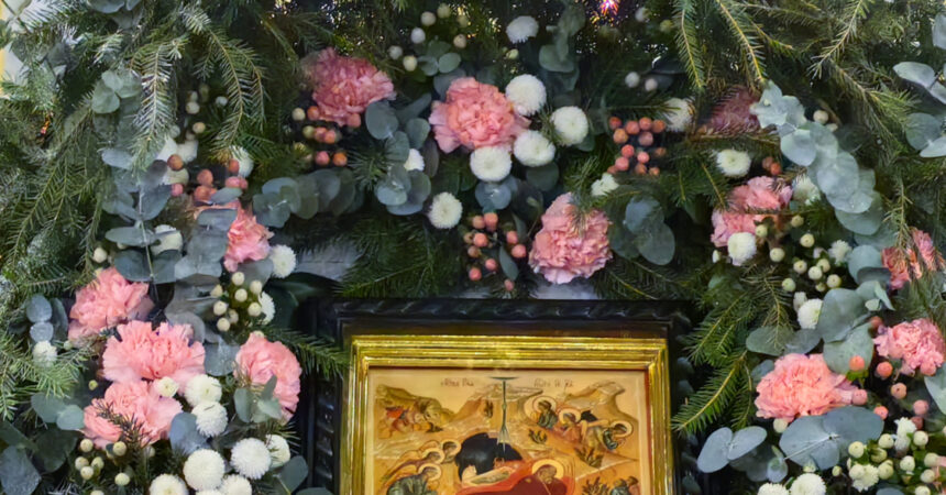 Ночную Божественную литургию в праздник Рождества Христова в храме в честь Владимирской иконы Божией Матери возглавил благочинный Канавинского округа протоиерей Сергий Симагин