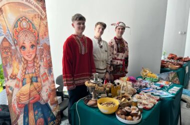 Гимназия Александра Невского стала участником православной выставки-ярмарки «Широкая Масленица», где ее представителей тепло встретили 21 февраля посетители ярмарки
