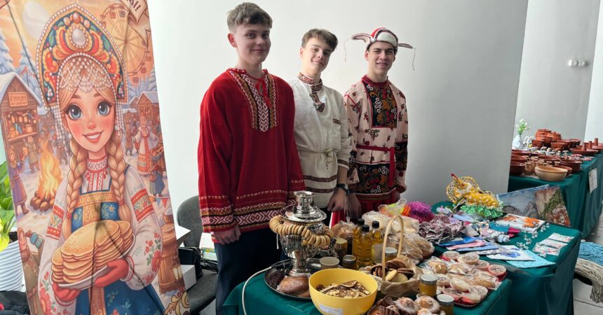 Гимназия Александра Невского стала участником православной выставки-ярмарки «Широкая Масленица», где ее представителей тепло встретили 21 февраля посетители ярмарки