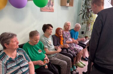 Тепло поколений: гимназисты поздравили подопечных Дома престарелых