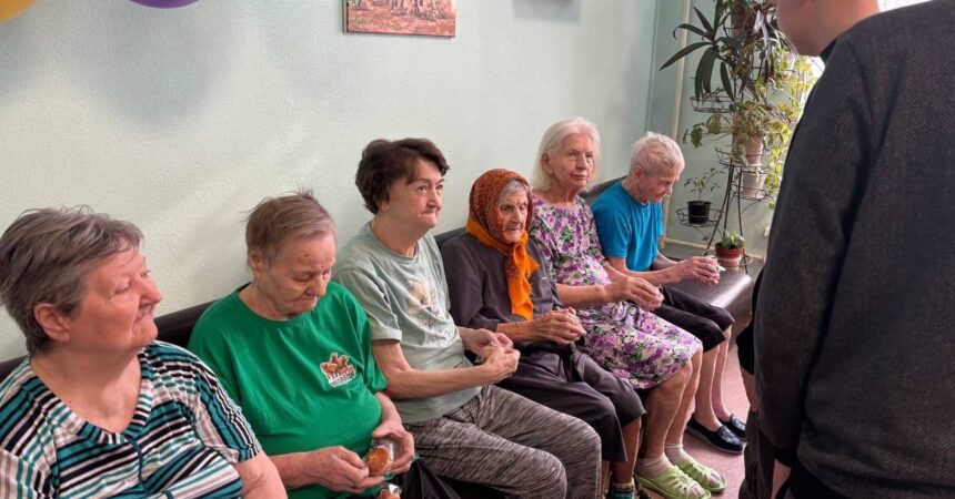 Тепло поколений: гимназисты поздравили подопечных Дома престарелых