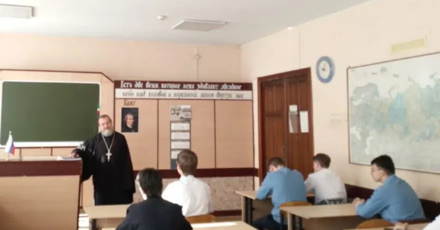 Благочинный Канавинского округа протоиерей Сергий Симагин провел классный час на тему «Крымская весна» в техникуме