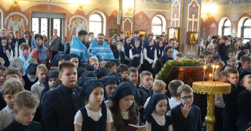 27 марта Престольный праздник отметили в гимназическом храме в честь Феодоровской иконы Божией Матери