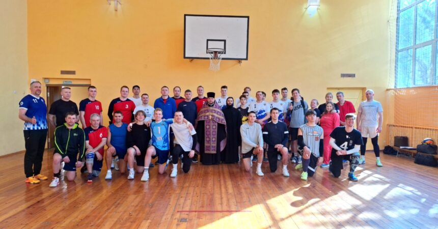 29 марта волейбольная команда Канавинского благочиния приняла участие в тринадцатом турнире за звание чемпиона епархиальной лиги по волейболу среди команд благочиний «Кубок митрополита»