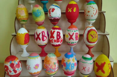 В рамках подготовки к Пасхе гимназисты расписали деревянные яйца в технике узора в полосе