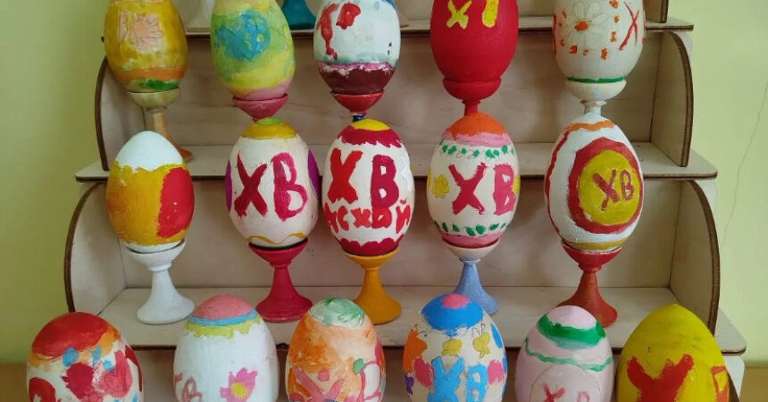 В рамках подготовки к Пасхе гимназисты расписали деревянные яйца в технике узора в полосе