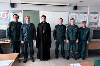 Священник Михаил Селедцов посетил подразделение МЧС России №5 и поздравил сотрудников с Пасхой