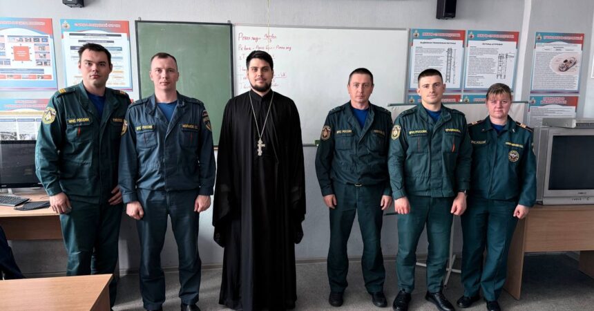 Священник Михаил Селедцов посетил подразделение МЧС России №5 и поздравил сотрудников с Пасхой