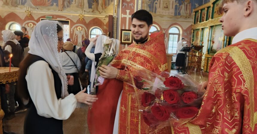 В гимназическом храме в честь Феодоровской иконы Божией Матери отметили день святых Жен-Мироносиц