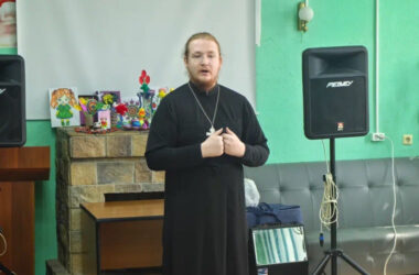 Помощник благочинного Канавинского округа поздравил с Пасхой Христовой подопечных Комплексного центра социального обслуживания населения Канавинского района