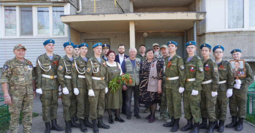 5 мая воспитанники военно-патриотического отряда имени Героя Российской Федерации Дмитрия Жидкова православной гимназии Александра Невского приняли участие в митинге его памяти