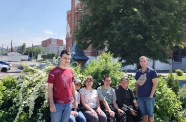 4 июня сотрудники Канавинского благочиния и молодежь из организации «Верас» благоустраивали детскую площадку